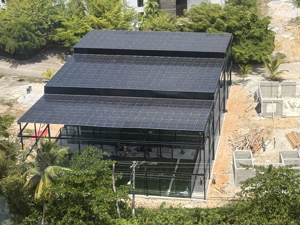 Instalación solar en techo Playa Bonita